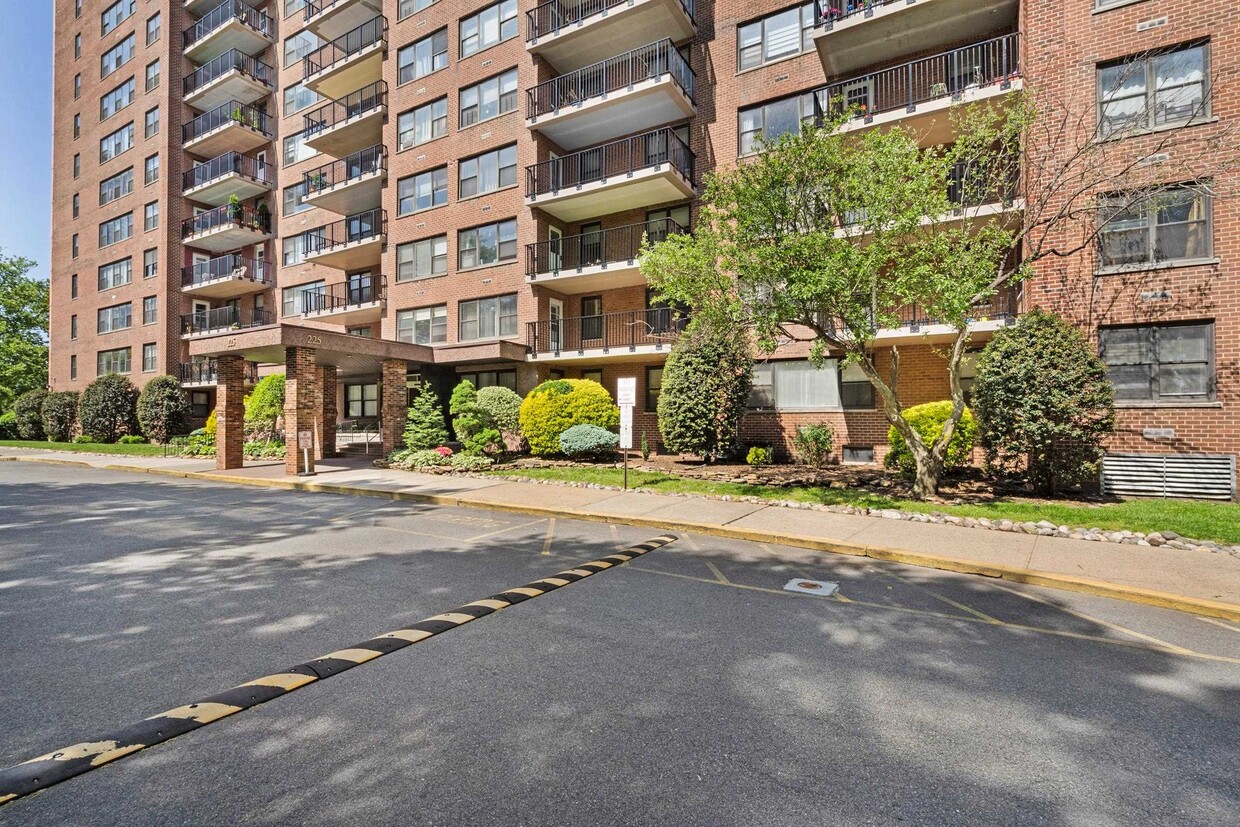 Primary Photo - 225 St Pauls Ave