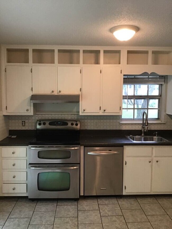 Building Photo - Newly Remodeled Smart Home. Self-Tour Today!