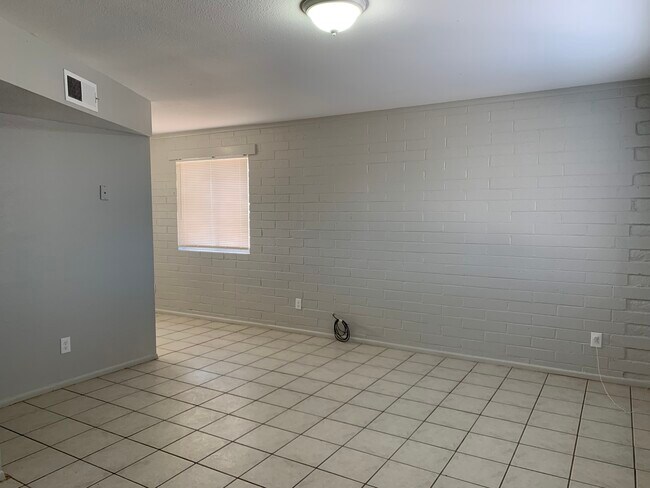 Foto del edificio - 415 W 10th St