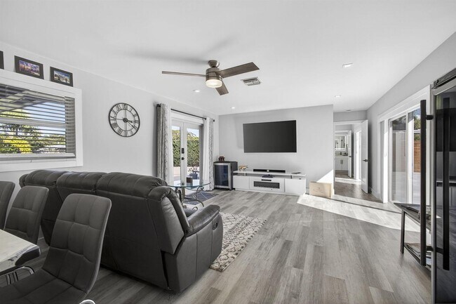 Foto del edificio - 2388 S Wallen Dr