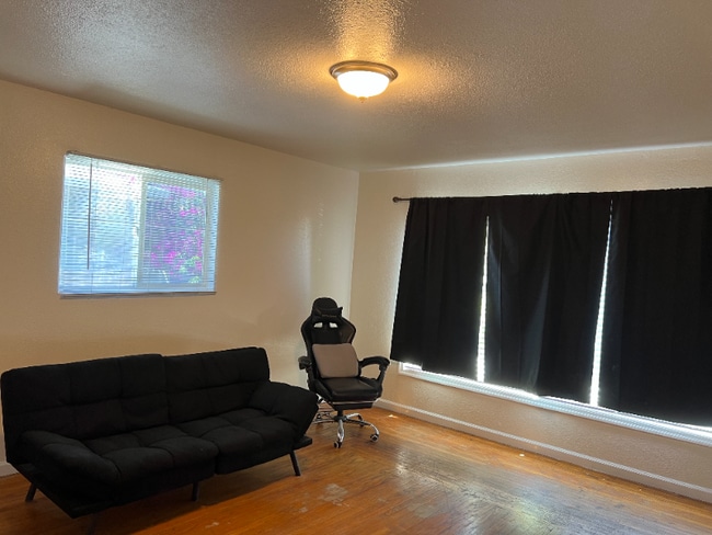 Foto del edificio - 1585 West St