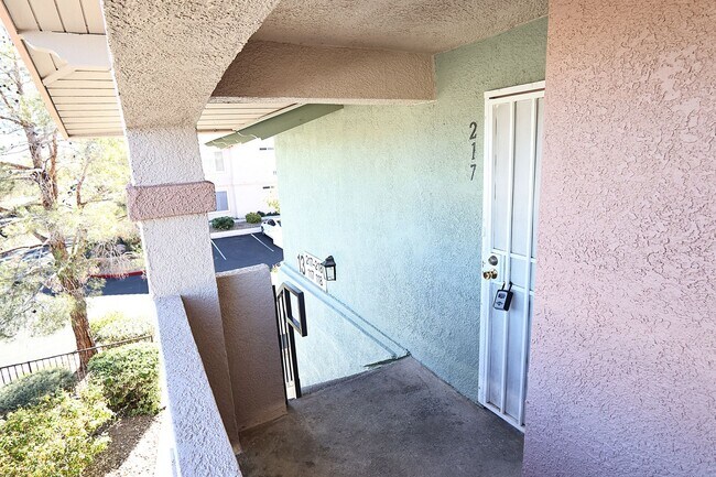 Foto del edificio - Summerlin area upper condo/vaulted ceilings/light and bright