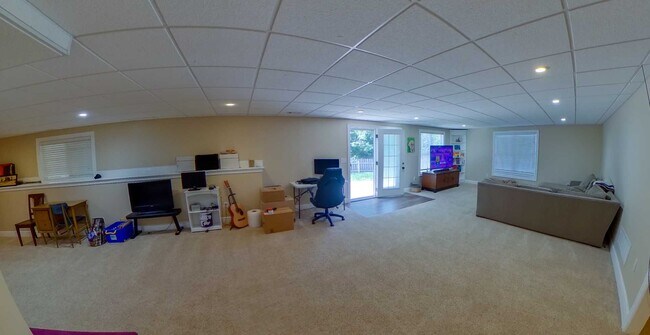Foto del edificio - 3D Tour Available - Beautiful Home w/ Fully Finished Basement + Fenced-in Yard + Screened-in Deck...