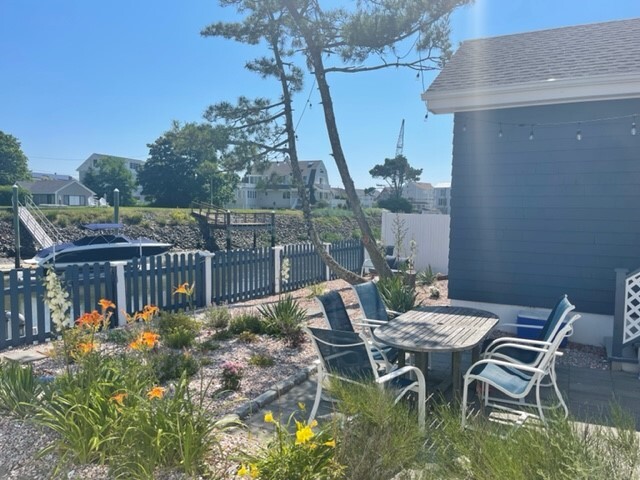 Foto del edificio - 2218 Fairfield Beach Rd