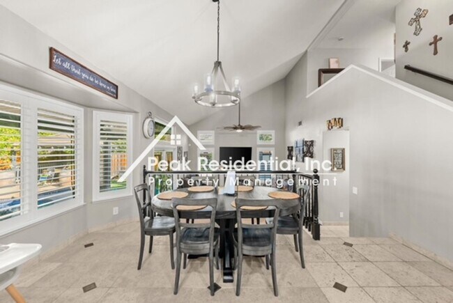 Foto del edificio - Spacious 4bd/3ba Roseville Home with Pool!