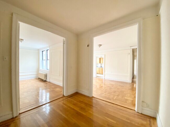Building Photo - 910 Riverside Dr