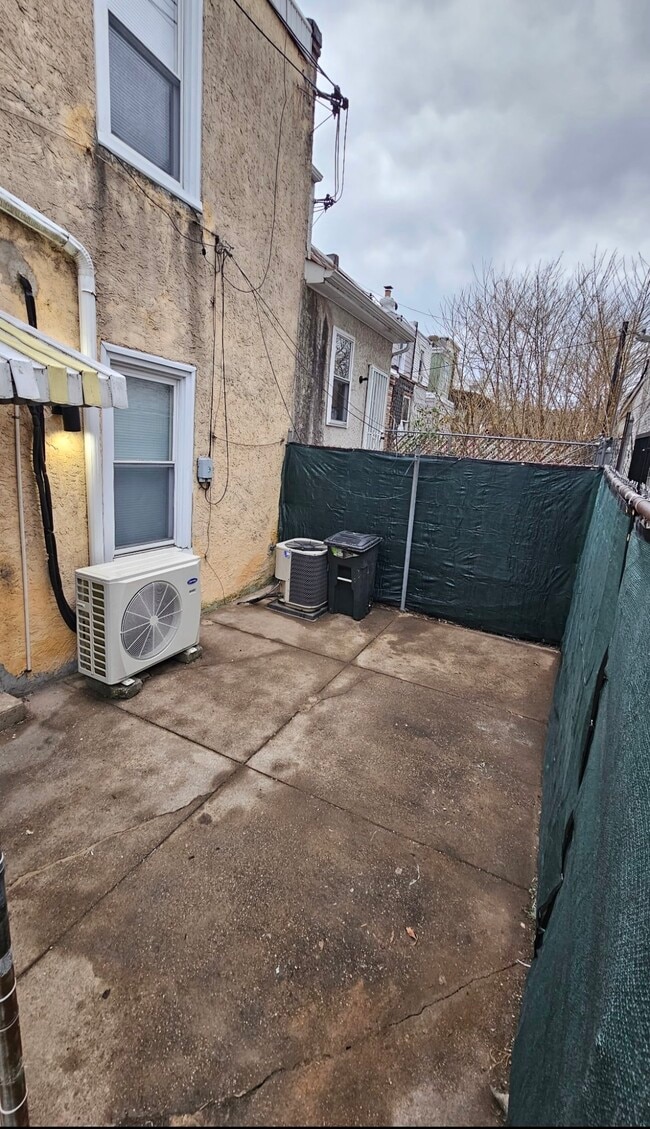 Building Photo - 4670 James St