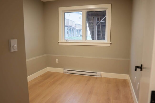 Building Photo - 77 Colonial Cres