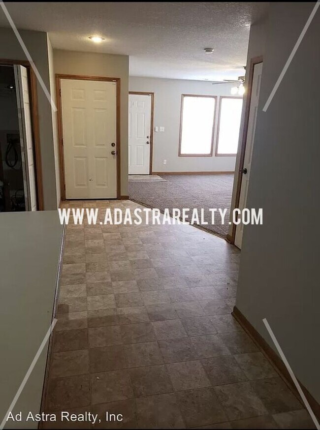 Foto del edificio - Spacious and Affordable Duplex in Peculiar-Available in JUNE!!