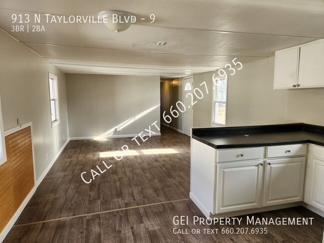 Building Photo - 913 N Taylorville Blvd