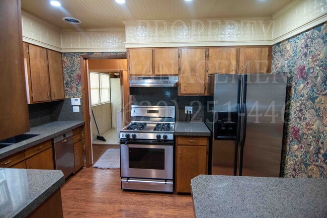 Building Photo - 4 Bedroom 1 Bath