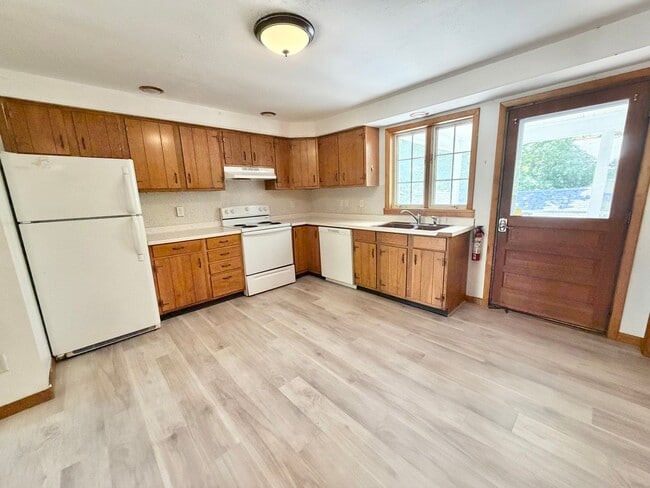 3 Bedroom Apartment Superior South End Location Burlington Available 7/1! OFF STREET PARKING + LA... - 3 Bedroom Apartment Superior South End Location Burlington Available 7/1! OFF STREET PARKING + LA...