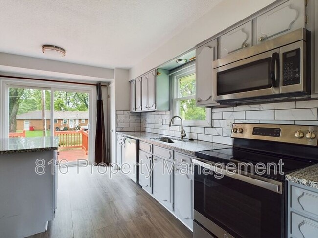 Building Photo - 113 SE Moore St