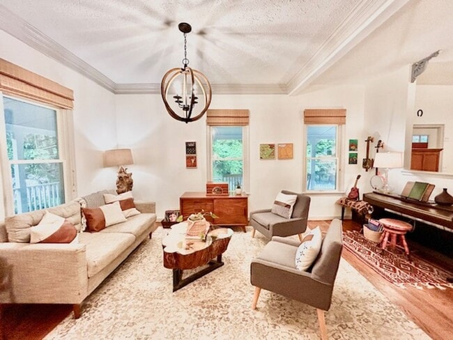 Foto del edificio - Beautifully renovated 4BR/3BA rambler with wraparound porch and garage