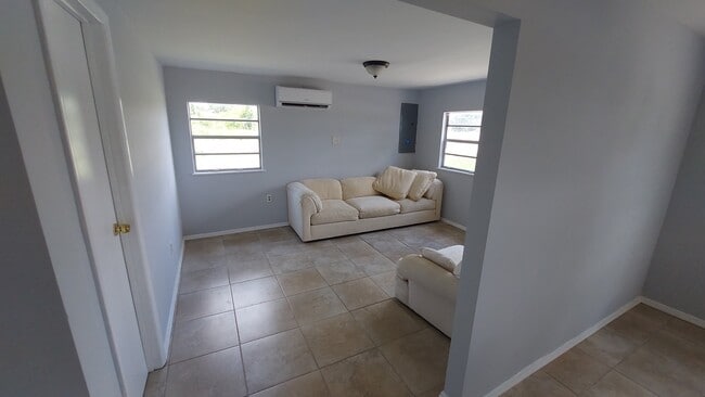 living room - 3218 24th St SW