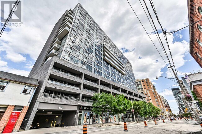Photo du bâtiment - 320 Richmond St E