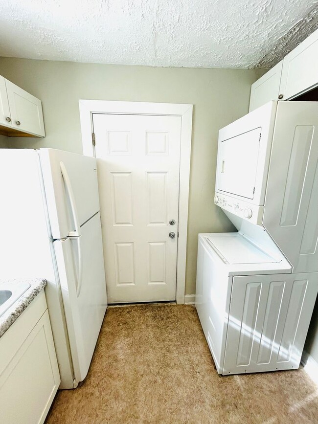 Building Photo - ** 1 Bed 1 Bath located in Capitol Heights...