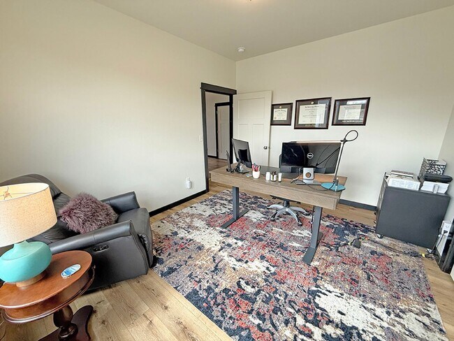 Foto del edificio - Modern Three Bedroom Townhome with Air Conditioning