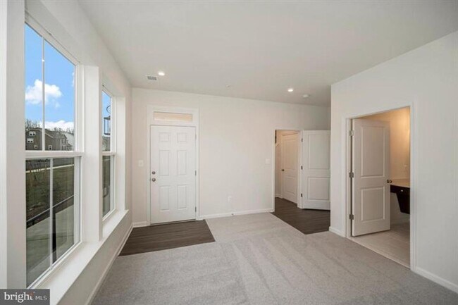 Foto del edificio - Great Townhome in Embrey Mill