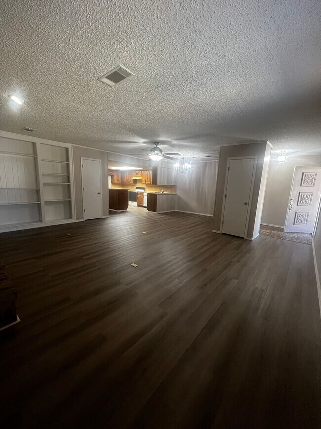Foto del edificio - 4802 Skywood Dr