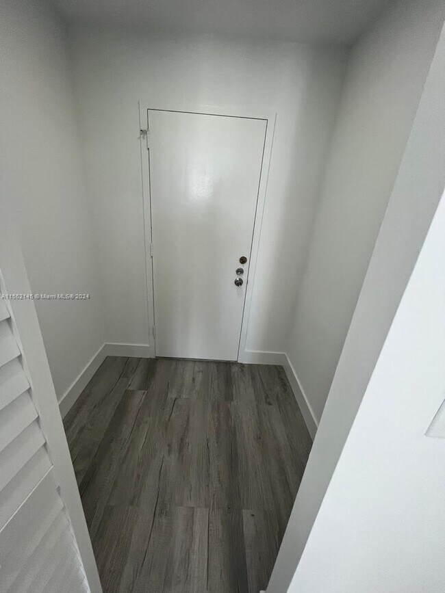 Foto del edificio - 6921 Environ Blvd