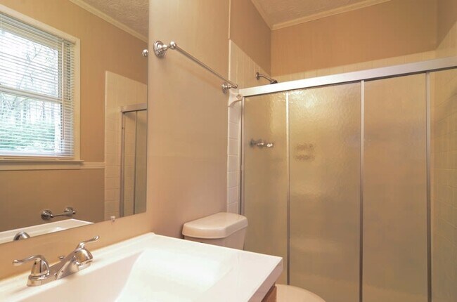 Building Photo - 108 Parkwood Dr