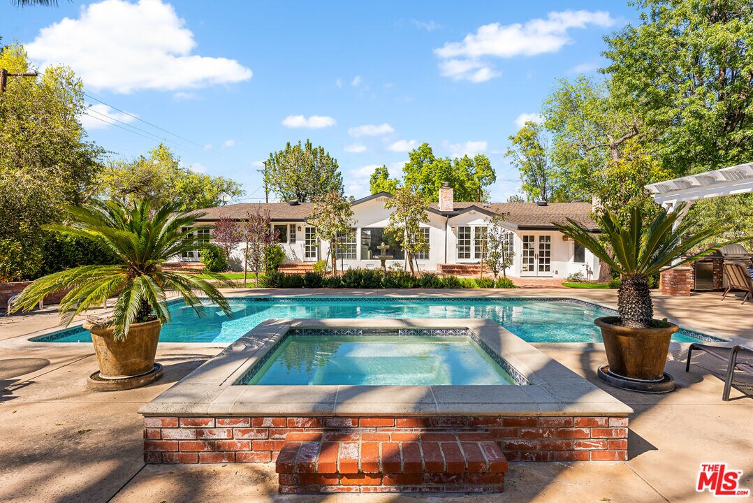 Foto principal - 23340 Collins St