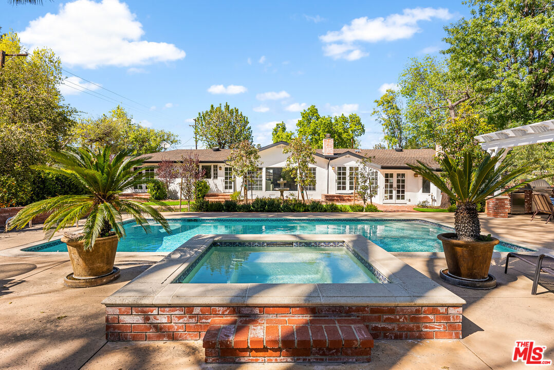 Primary Photo - 23340 Collins St