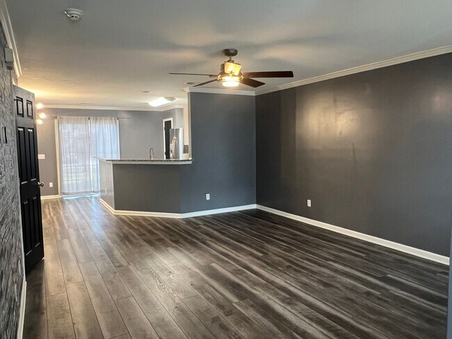 Building Photo - New to Rental Market! Unfurnished 2 BR Tow...