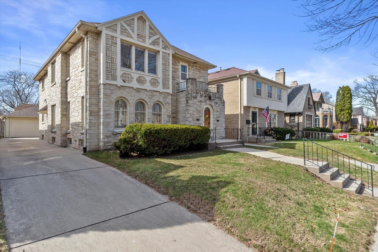 4049 N Newhall St, Shorewood, WI 53211 Townhome Rentals in Shorewood