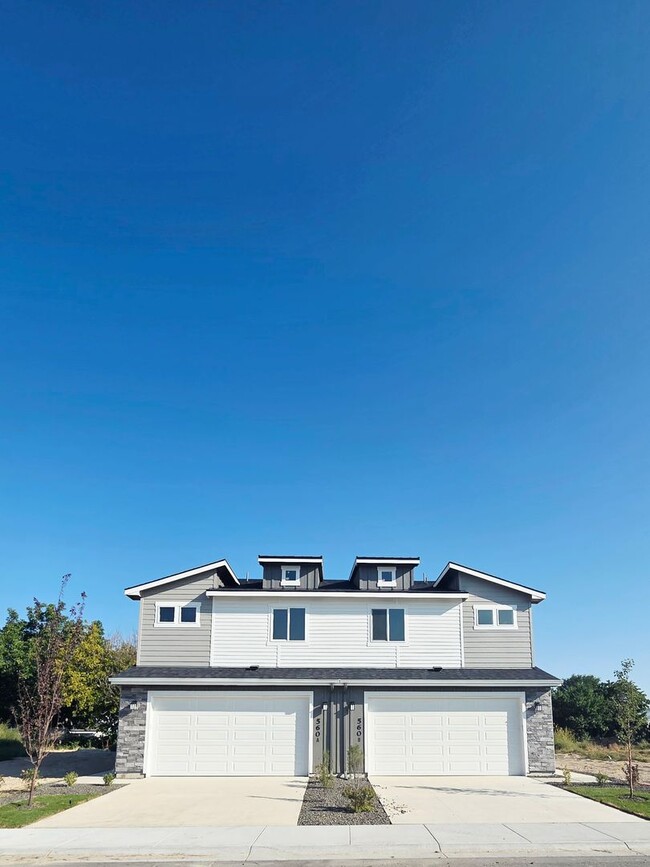 Building Photo - 560 Desert Rose Ave
