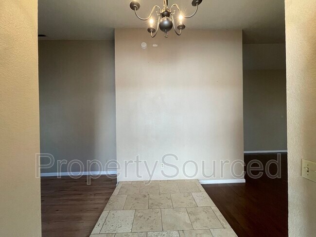 Building Photo - 2520 Meadow Oak Dr