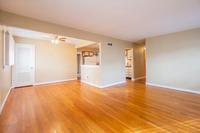 Building Photo - Lovely Large 3 Bedroom 1 1/2  Bath Ranch Style Home