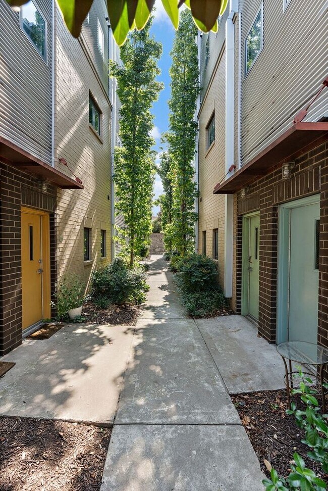 Building Photo - Charming 3BR Townhome in Nashville