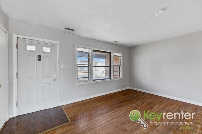 Foto del edificio - 2 weeks FREE RENT! Cute 3 bedroom house near shopping, restaurants, and WSU