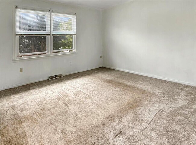 Foto del edificio - 74 Jonathan Dr