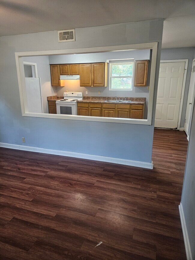Foto del edificio - 2213 Fairfield Dr