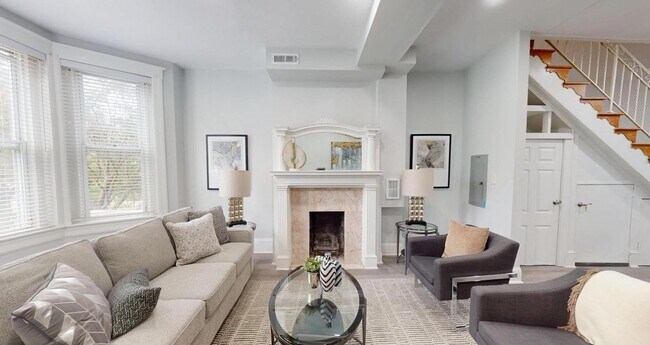 Foto del edificio - Extraordinary Columbia Heights Opportunity | Spacious 5BR + 2 Den Home with Off-Street Parking