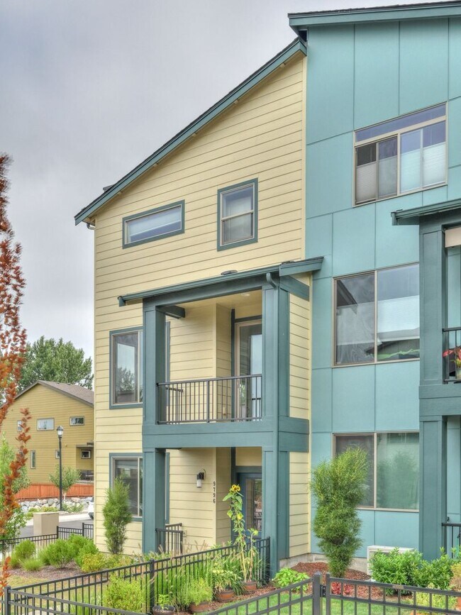 Building Photo - Contemporary Corner View Townhouse in High...