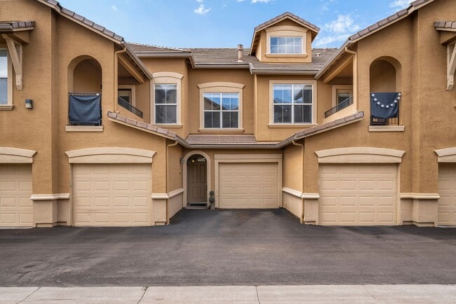 Building Photo - One bedroom condo with bonus space/loft, community pool and gym. Pets welcome!