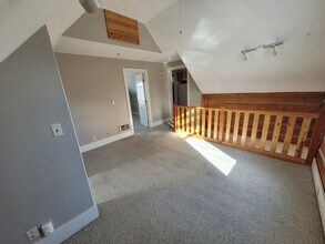 Building Photo - 406 S 10th St