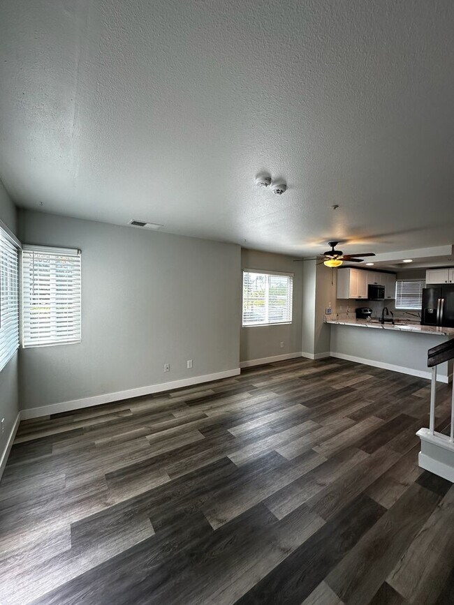 Foto del edificio - Renovated 2 Bedroom, 2.5 Bath with Washer and Dryer Plus A/C. MUST SEE!!!