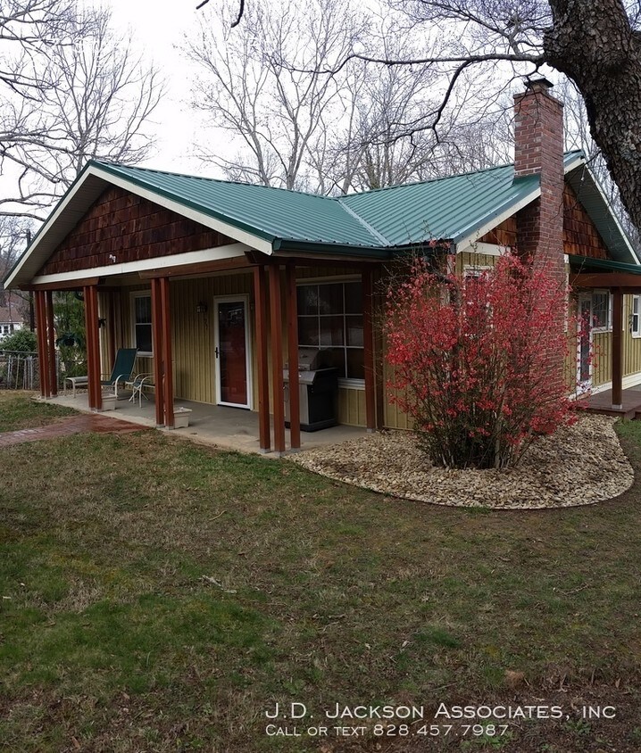 Primary Photo - The Little Crooked House