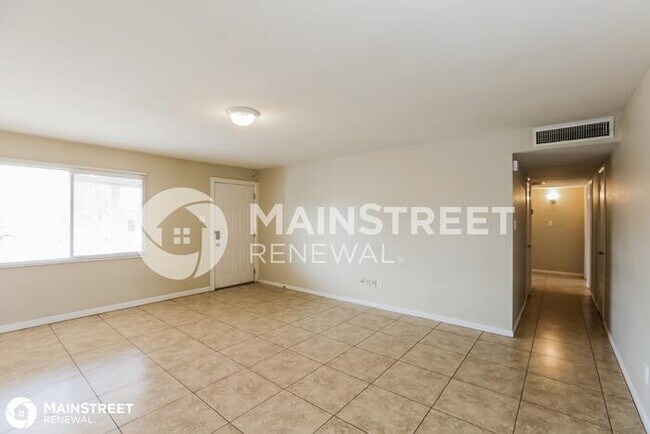 Building Photo - 6720 W Holly St, Phoenix, AZ 85035