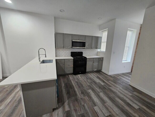 Foto del edificio - Luxurious 6-Bedroom Haven with Updated Ele...