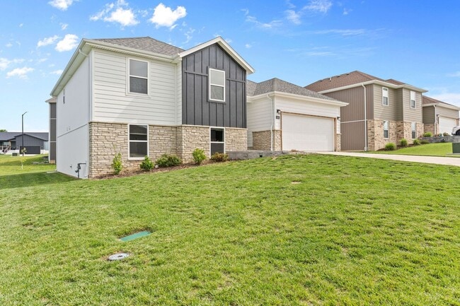 Building Photo - Beautiful Split Level 5 Bedroom Home - Hills of Olde Savannah