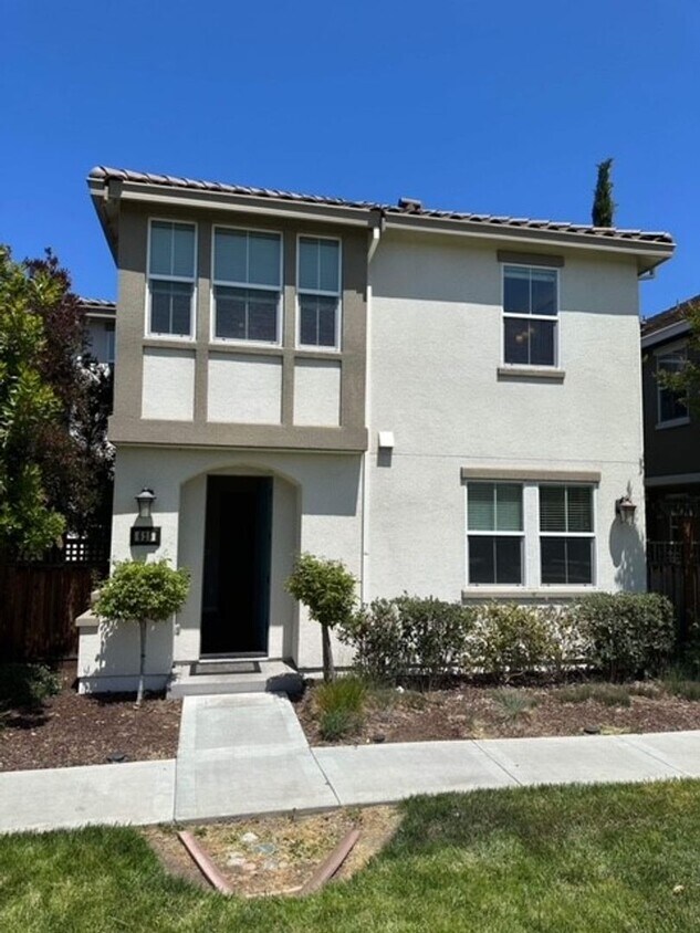 Foto principal - Newer 4 bedroom 3 bath home available