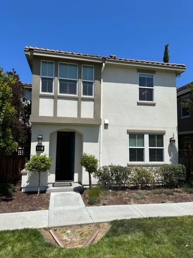 Primary Photo - Newer 4 bedroom 3 bath home available