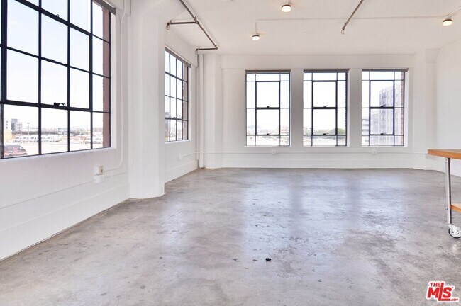 Foto del edificio - 315 E 8th St