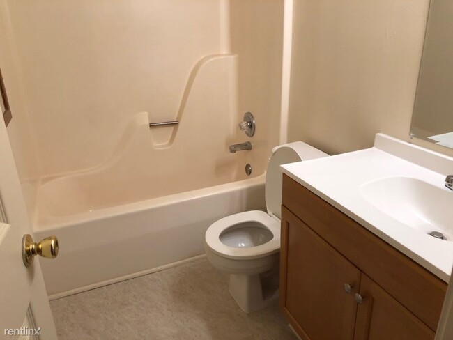 Building Photo - 2 br, 1.5 bath Duplex - 36 South Church St...